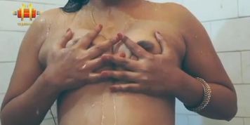 Bhai Ki wife Sudipa Ko Nahate Huye Dekha