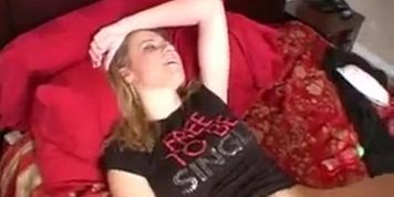 Amateur Brunnette Playing and Cumming