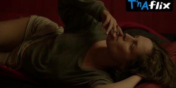 Seyneb Saleh Lesbian,  Breasts Scene  in Das Rote Zimmer