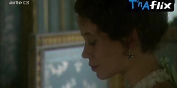 Emily Cox Breasts Scene  in Eine Konigliche Affare