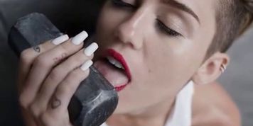 Miley Cyrus naked in her new music video