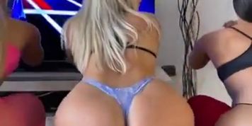 Girl sucking guineo. (Nicole Aniston)