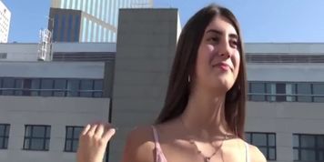 Lina s'en prend plein sur le corps