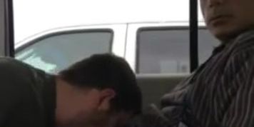 Mamando hetero escondido en carro