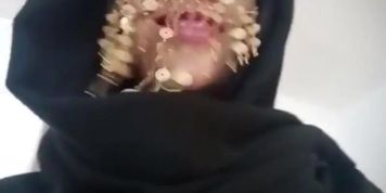 Arab Niqab Hijabi Shaking Big Ass @ ArabianChicks