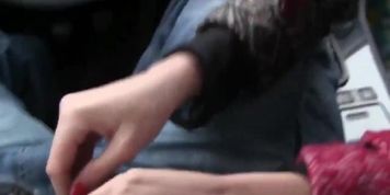 Geile blonde milf wird von einem fremden im auto gefickt