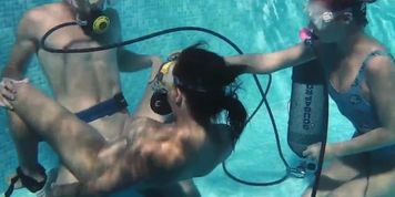 Candy and Lizzy fuck Mike underwater (Mike Long, Milan Summer)
