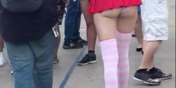 candid petite teen in mini skirt showing off her ass