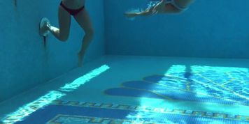 Very hot underwater erotics with two lesbians