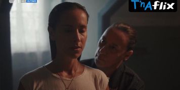 Mariana Monteiro Sexy Scene  in Contado Por Mulheres