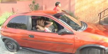 cara homossexual quer ser fodido duro na bunda dele por seu amigo travesti em seu carro
