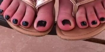 Candid size 7&rsquo;s in sexy gold flip flops