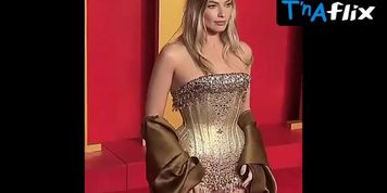 Margot Robbie Sexy Scene  in Margot Robbie Sexy Photo And Video Flaunting Her Hot Figure And Legs At Vanity Fair Oscars Party In