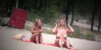 Blond chicks on the beach topless