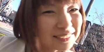 Shameless Japanese slut Mana Iizuka shows her naked body on a street