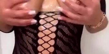 umshanny naked oily boobs onlyfans