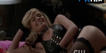 Lindsey Gort Lesbian Scene  in The Carrie Diaries (Teddi Barrett)
