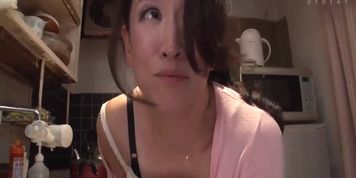 Gorgeous MILF Yumi Shindo seduces a college student
