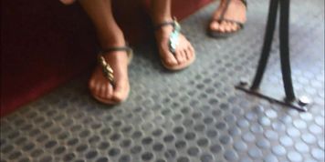 CANDID FEET #5  FILIPINA GIRLS (FACESHOT)