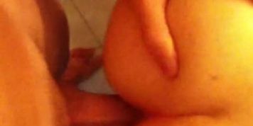 Je baise une fille de Tinder dans ma salle de bain