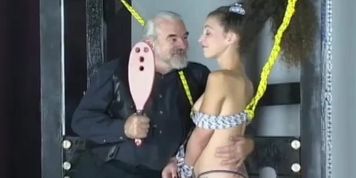 Horny bombshell inserts a dildo in her pussy