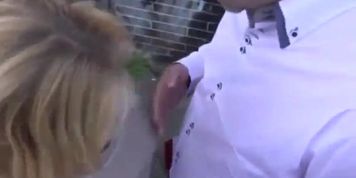una rubia muy trola