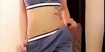Blonde girl twerks ass
