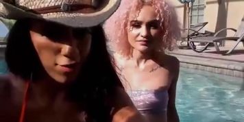 Ariana Gray: Pussy Pool Party