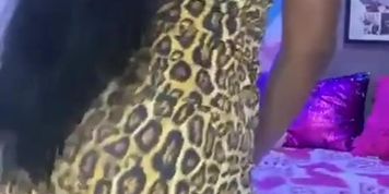 Morena dan&ccedil;ando com vestido curto (ANGELA WHITE, Lisa Ann)