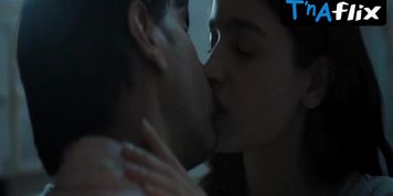 Alia Bhatt Sexy Scene  in Euro Madchen - Amateure Intim 11