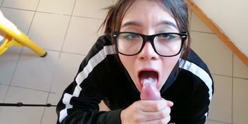 Nerdy Cute Girl with Glasses Swallow all the Cum of his Classmate (AmateurCollege)