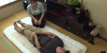 Matronly Curvy Japanese Outcall Masseuse Happy Handjob