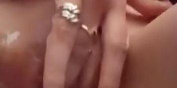 Morenita tocandose y enjabonandose el toto