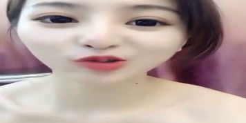 Chinese girl masturbates on webcam
