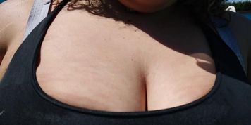 Je montre mes seins alors que mon p&egrave;re est juste a cot&eacute;