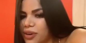 Tetona con fr&iacute;o baila con su amiga