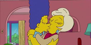 Lindsey Naegle Kiss Marge Simpson