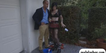 Tight tattooed biatch kissed and pounded in the garden