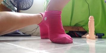 preparing myself to fuck my dildo on the floor in a good riding before squirting rough