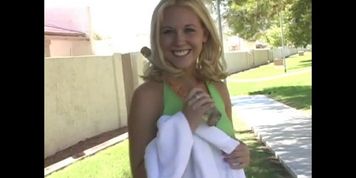 Preciosa anglosajona object insertion large bottle in flexy pussy public