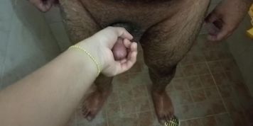 lavando el pene de mi amigo