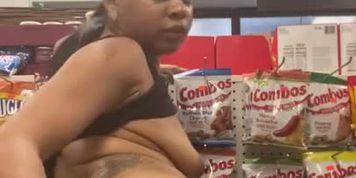 Ebony Thot Finger Fucks Herself In Local Gas Station 