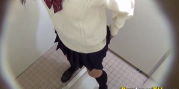 Teen asian pees in toilet