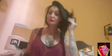 Milf indecisa tra cazzo e figa (Lady Muffin, Rae Lil Black)