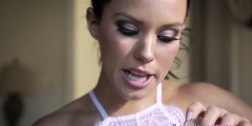 Beautiful yoga babe squirts after oral