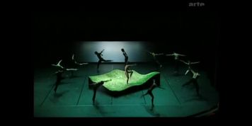 Contemporary dance stripped on stage OON