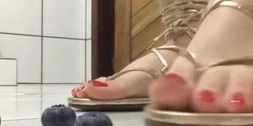 @tici_feet IG tici feet tici_feet Giantess style: the queen (preview)