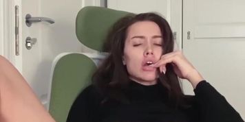 HORNY & WET ONLYFANS BITCH SQUIRT ON CAM
