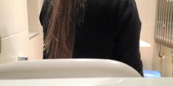 Sister's best friend takes a piss
