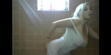 Busty Queenluxe in Bathe Live Web cam conversation
